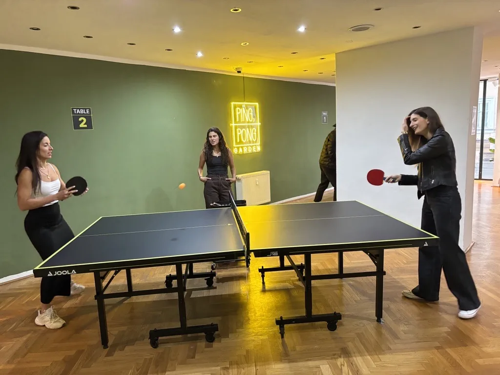 Spielbereich im Indoor-Tischtennisraum Ping Pong Garden Salzburg