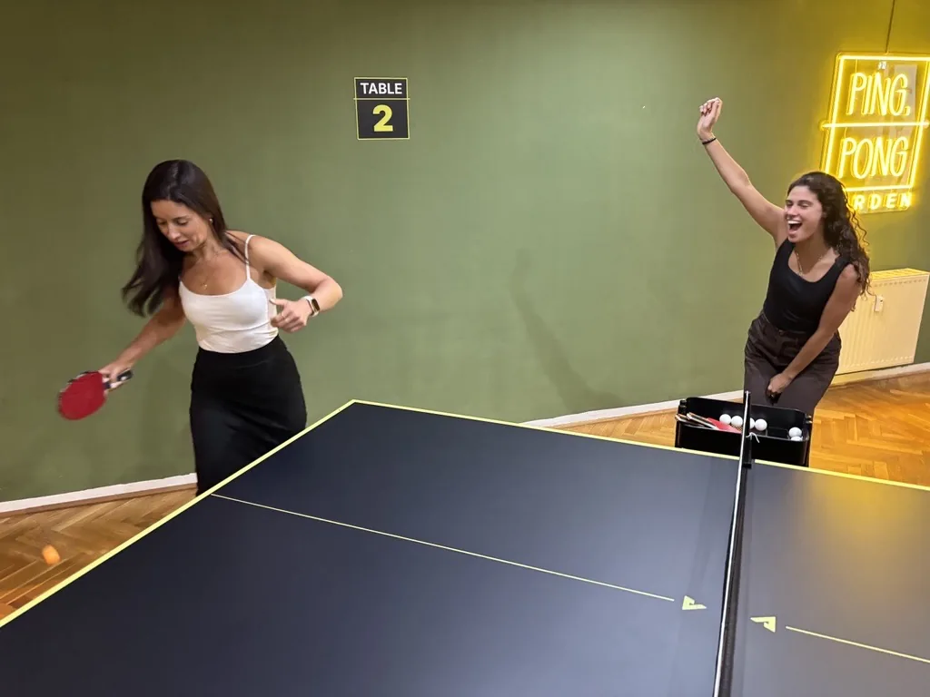 Modern gestalteter Tischtennisraum im Ping Pong Garden Salzburg