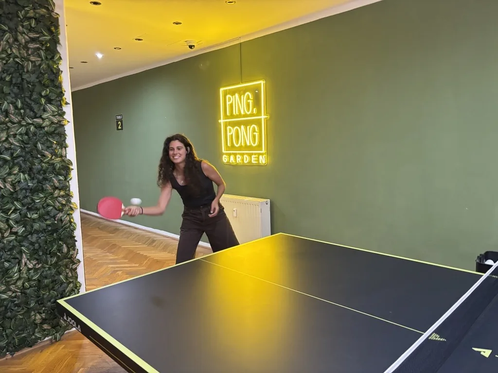 Tischtennisschläger und Ball im Ping Pong Garden Salzburg