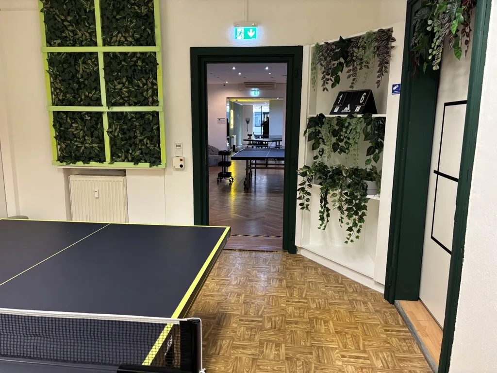 Atmosphäre im Indoor-Tischtennisraum Ping Pong Garden Salzburg