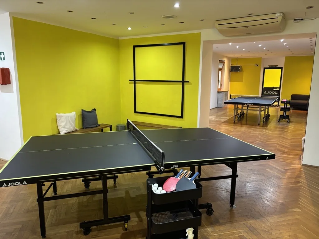 Tischtennistisch im Ping Pong Garden Salzburg, bereit zum Spielen