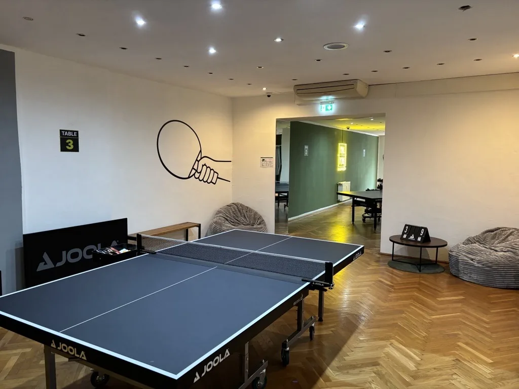 Tischtennistische im Indoor-Ping-Pong-Raum in Salzburg