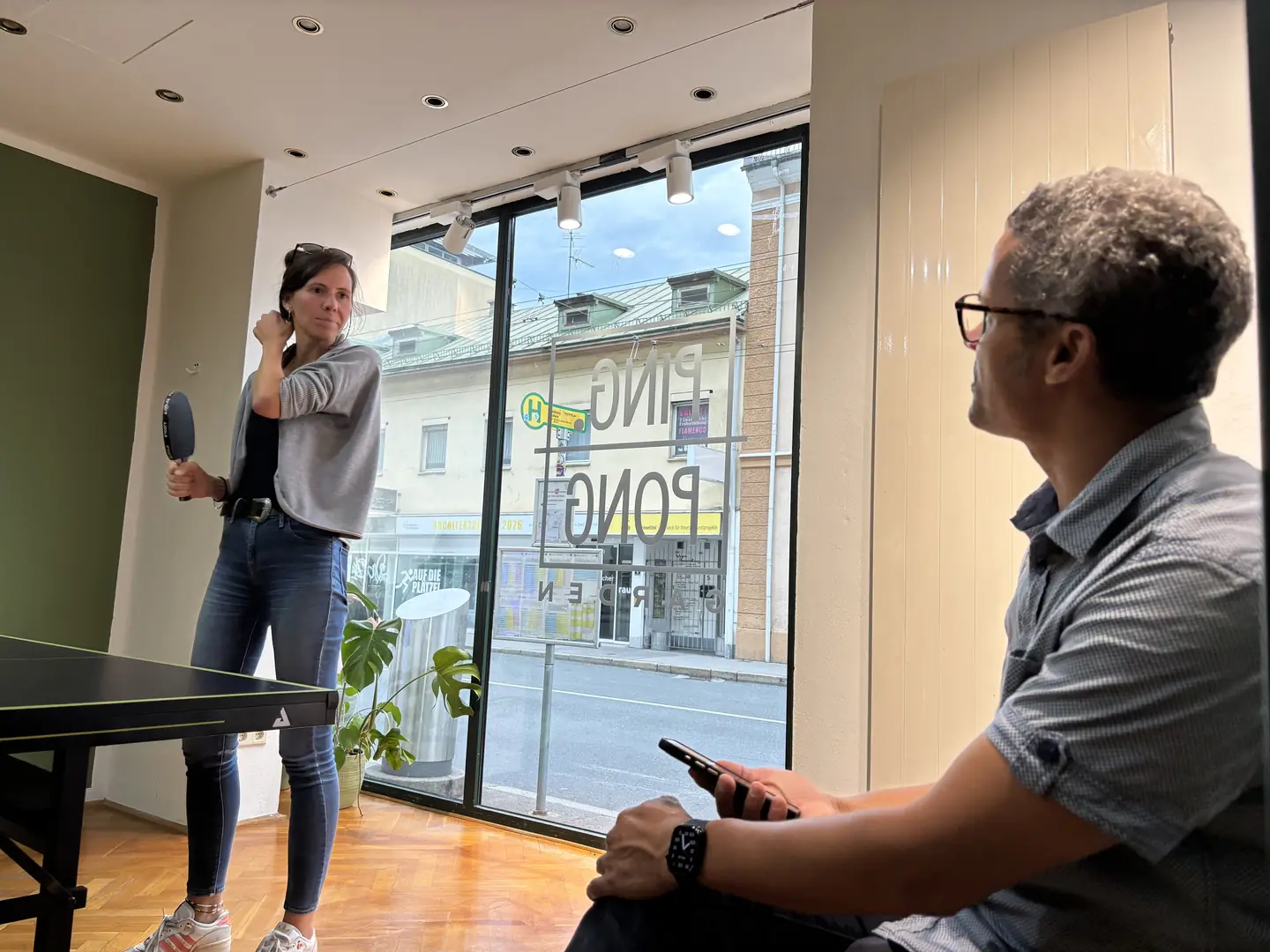 Tischtennis an der Fensterfront mit Blick auf die Straße in Salzburg